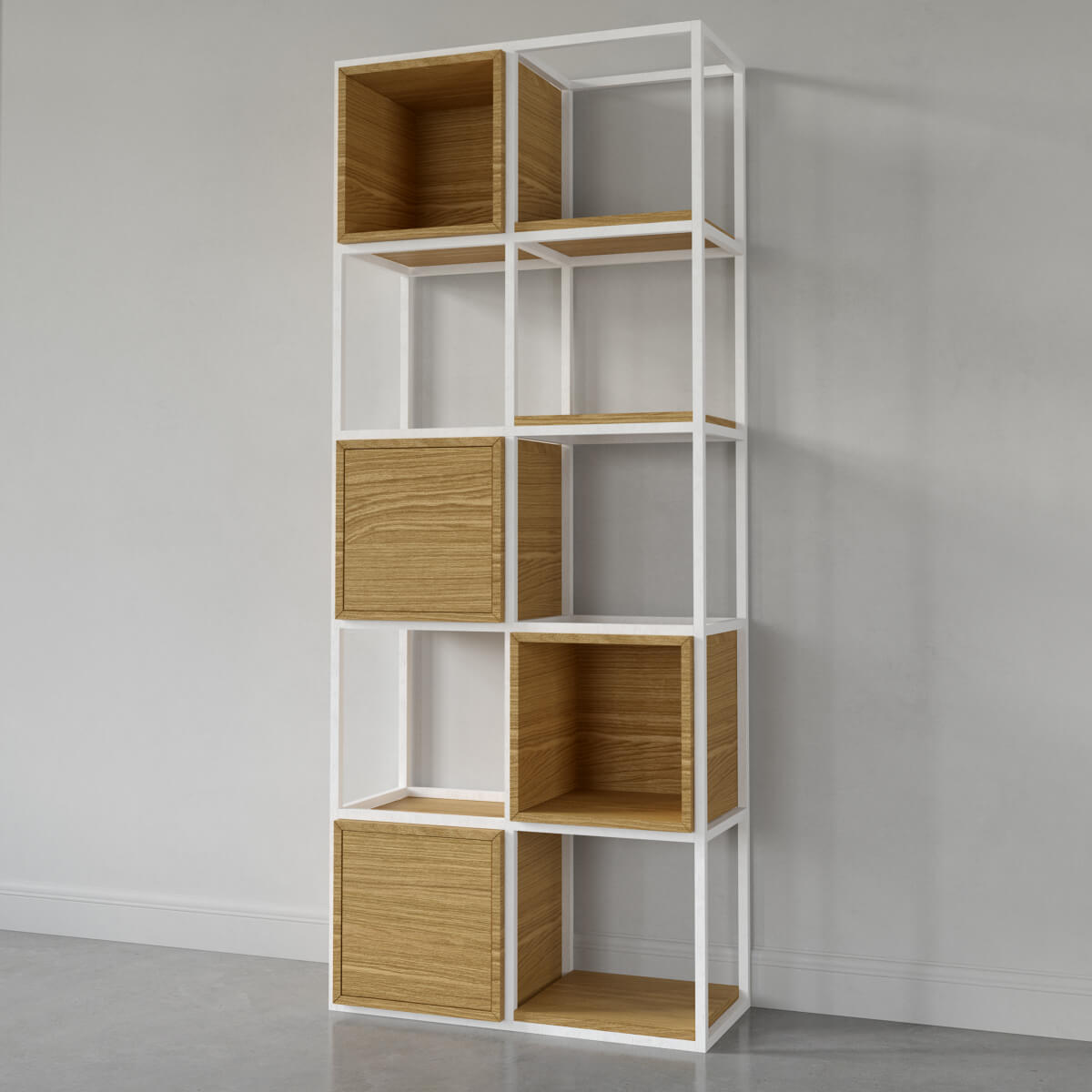 Regal_bialy 7 Regał 7Bits z kolekcji OAK RIG to regał loftowy w kolorze białym z elementami modułowymi w kolorze dąb naturalny.